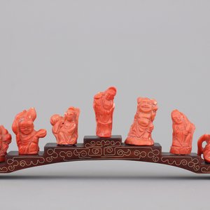Groep van 7 Chinese bloedkoralen Onsterfelijken, op steun, 19e-20e eeuw — foto 1