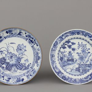 Groep van 8 blauw en witte borden in Chinees porselein, 18e eeuw — foto 2