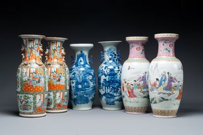 Groep van zes Chinese famille rose en blauw-witte vazen, 19e eeuw