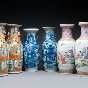 Groep van zes Chinese famille rose en blauw-witte vazen, 19e eeuw — foto 1