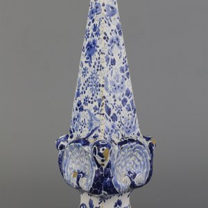 Grote blauw en witte Delftse obelisk, 18e eeuw — foto 1