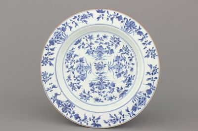 Grote blauw en witte schotel in Chinees porselein met bloemen, Kangxi