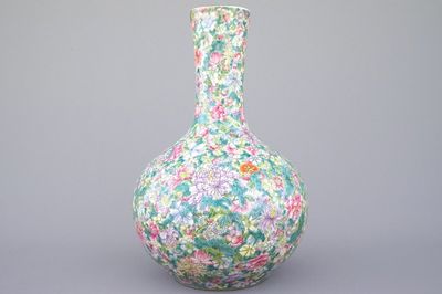 Grote Chinese tianqu ping 'mille-fleurs' vaas, ca 1900