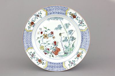 Grote doucai schotel in Chinees porselein, Kangxi of Yongzheng