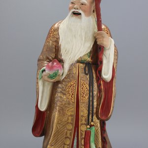 Grote figuur van een 'Onsterfelijke' in Chinees porselein, famille rose, Republiek — foto 1