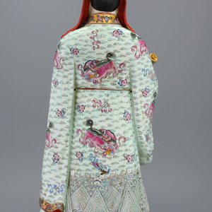 Grote figuur van een 'Onsterfelijke' in Chinees porselein, famille rose, Republiek — foto 2