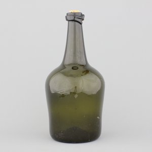 Grote groene mondgeblazen wijnfles, 18e eeuw — foto 1