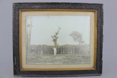Grote ingekaderde zwart-wit zilvergelatine foto, vermoedelijk Congo, ca 1900
