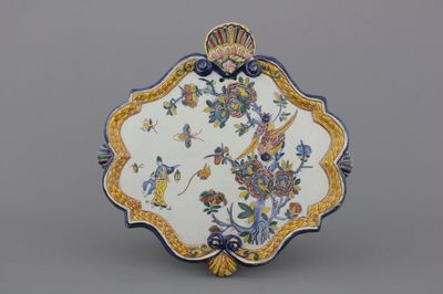 Grote polychrome Delftse chinoiserie plaquette, 18e eeuw