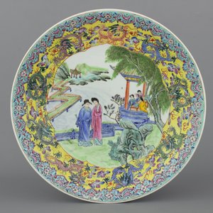 Grote schotel in Chinees porselein, famille rose, 20e eeuw — foto 1