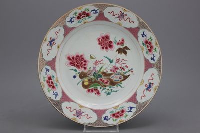 Grote schotel in Chinees porselein, famille rose, Qianlong