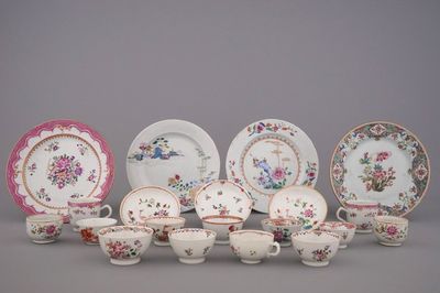 Grote verzameling van borden, kopjes en schoteltjes in Chinees porselein, famille rose, 18e eeuw