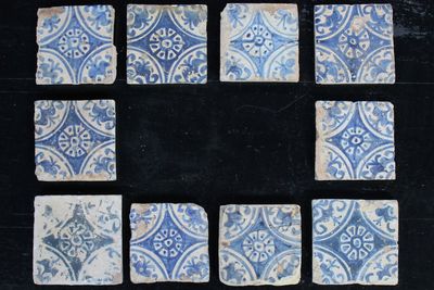 Groupe de 10 carreaux espagnols, Manises, décor bleu et blanc, 16e plus un carreau en forme de losange, 17e
