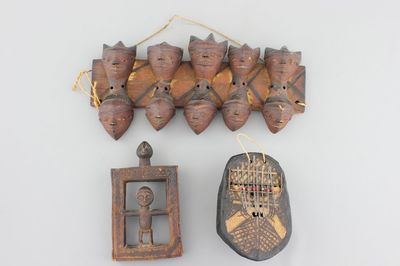 Groupe de 3 objets en bois sculpté et peint, Holo, Pendé de l'Ouest