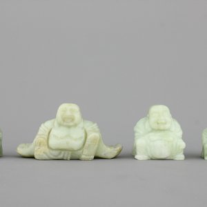 Groupe de 4  figures de Bouddha sculptées en pierre dure, 20e — photo 1