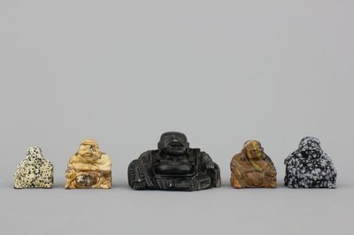 Groupe de 5 figures de Bouddha sculptées en pierre dure, 20e