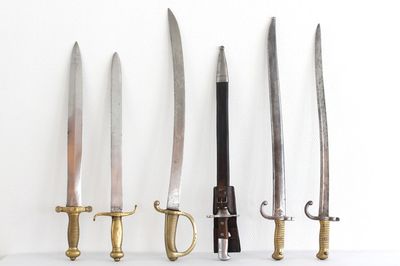 Groupe de 6 épées différentes d'officiers, 19e-20e