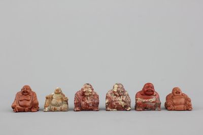 Groupe de 6 figures de Bouddha sculptées en pierre dure, 20e