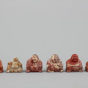 Groupe de 6 figures de Bouddha sculptées en pierre dure, 20e — photo 1