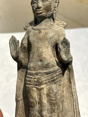 Groupe de cinq figures de Bouddha en bronze, Thaïlande et Indonésie, 8/17ème — photo 14