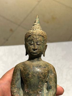 Groupe de cinq figures de Bouddha en bronze, Thaïlande et Indonésie, 8/17ème — photo 2