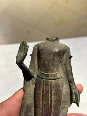 Groupe de cinq figures de Bouddha en bronze, Thaïlande et Indonésie, 8/17ème — photo 9