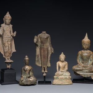 Groupe de cinq figures de Bouddha en bronze, Thaïlande et Indonésie, 8/17ème — photo 1
