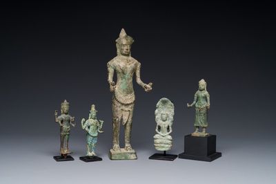 Groupe de cinq figures en bronze de Shiva, Bodhisattva et Uma, Cambodge, 11/16ème