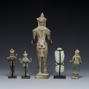 Groupe de cinq figures en bronze de Shiva, Bodhisattva et Uma, Cambodge, 11/16ème — photo 3