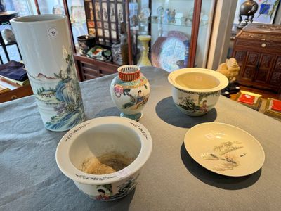 Groupe de cinq pièces en porcelaine de Chine famille rose, marque de Qianlong et Hongxian, 19/20ème — photo 1
