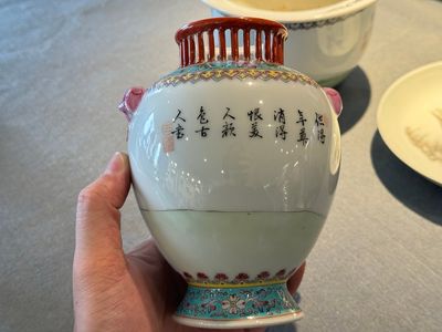 Groupe de cinq pièces en porcelaine de Chine famille rose, marque de Qianlong et Hongxian, 19/20ème — photo 18