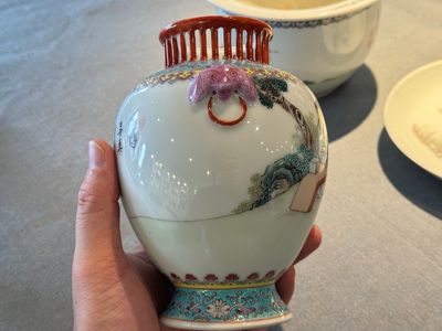 Groupe de cinq pièces en porcelaine de Chine famille rose, marque de Qianlong et Hongxian, 19/20ème — photo 19