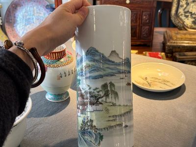 Groupe de cinq pièces en porcelaine de Chine famille rose, marque de Qianlong et Hongxian, 19/20ème — photo 23
