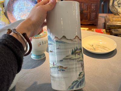 Groupe de cinq pièces en porcelaine de Chine famille rose, marque de Qianlong et Hongxian, 19/20ème — photo 24