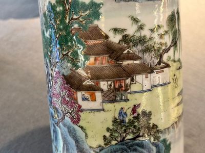 Groupe de cinq pièces en porcelaine de Chine famille rose, marque de Qianlong et Hongxian, 19/20ème — photo 28
