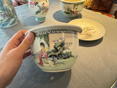 Groupe de cinq pièces en porcelaine de Chine famille rose, marque de Qianlong et Hongxian, 19/20ème — photo 3