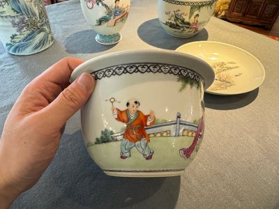 Groupe de cinq pièces en porcelaine de Chine famille rose, marque de Qianlong et Hongxian, 19/20ème — photo 6