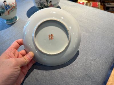 Groupe de cinq pièces en porcelaine de Chine famille rose, marque de Qianlong et Hongxian, 19/20ème — photo 8