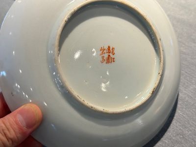 Groupe de cinq pièces en porcelaine de Chine famille rose, marque de Qianlong et Hongxian, 19/20ème — photo 9