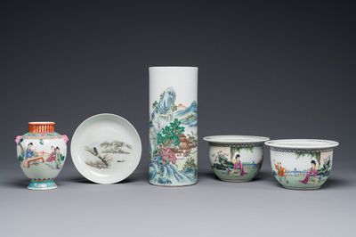 Groupe de cinq pièces en porcelaine de Chine famille rose, marque de Qianlong et Hongxian, 19/20ème