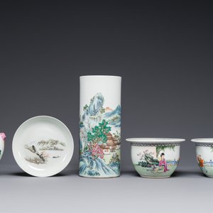 Groupe de cinq pièces en porcelaine de Chine famille rose, marque de Qianlong et Hongxian, 19/20ème — photo 2