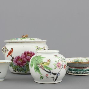 Groupe de coupes et tasses en porcelaine de Chine, famille rose, 19e-20e — photo 1