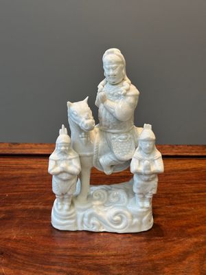Groupe de Guandi à cheval accompagné de deux gardiens en porcelaine blanche de Dehua, Chine, Kangxi — photo 1