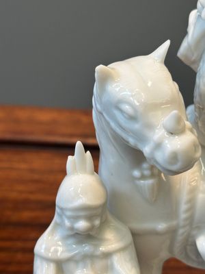Groupe de Guandi à cheval accompagné de deux gardiens en porcelaine blanche de Dehua, Chine, Kangxi — photo 12
