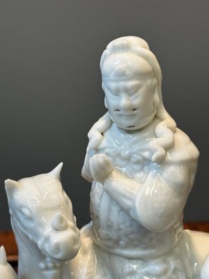 Groupe de Guandi à cheval accompagné de deux gardiens en porcelaine blanche de Dehua, Chine, Kangxi — photo 5