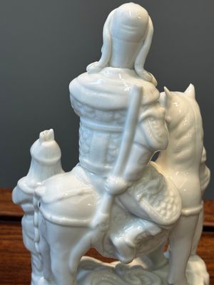 Groupe de Guandi à cheval accompagné de deux gardiens en porcelaine blanche de Dehua, Chine, Kangxi — photo 9