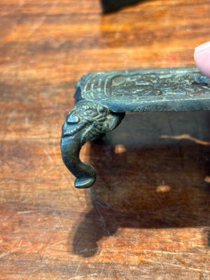 Groupe de quatre objets de bureau d'érudit en bronze, marque Shi Sou 石叟, Chine, Ming/Qing — photo 9