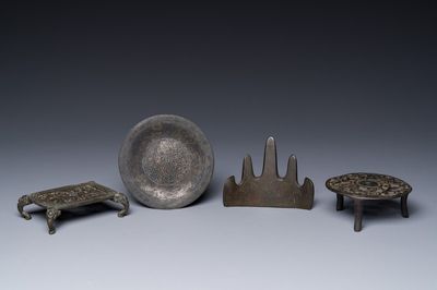 Groupe de quatre objets de bureau d'érudit en bronze, marque Shi Sou 石叟, Chine, Ming/Qing