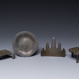 Groupe de quatre objets de bureau d'érudit en bronze, marque Shi Sou 石叟, Chine, Ming/Qing — photo 1