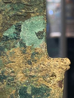 Groupe de quatre objets en bronze archaïques, Chine, fin de Shang, Royaumes combattants et Han — photo 2